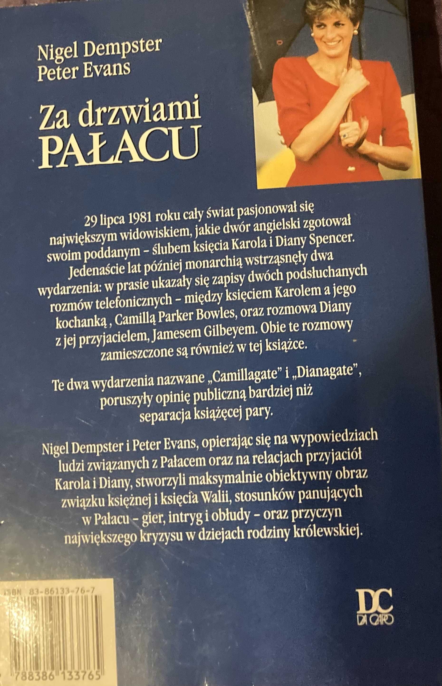 Za drzwiami pałacu