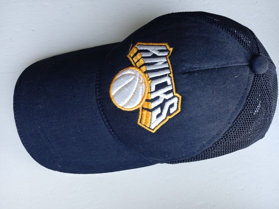 Кепки різні, нові, значна частина сітка ззаду