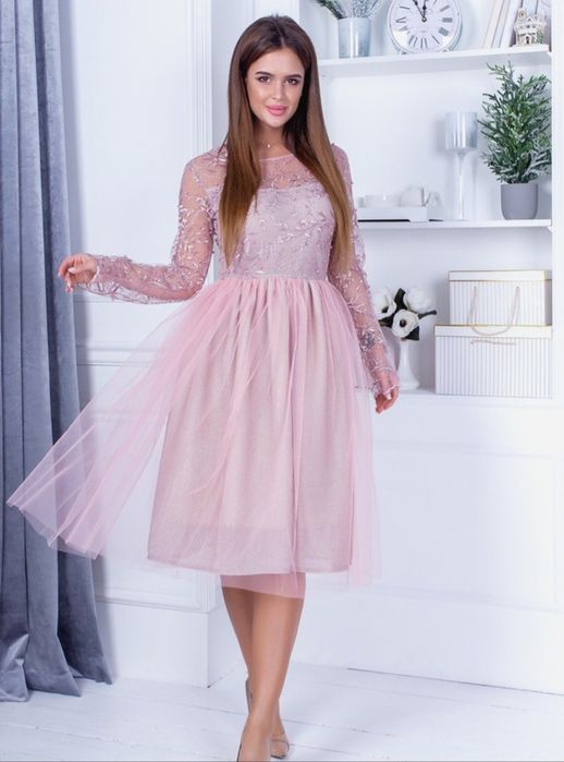 Пудрова ніжна святкова сукня з фатином