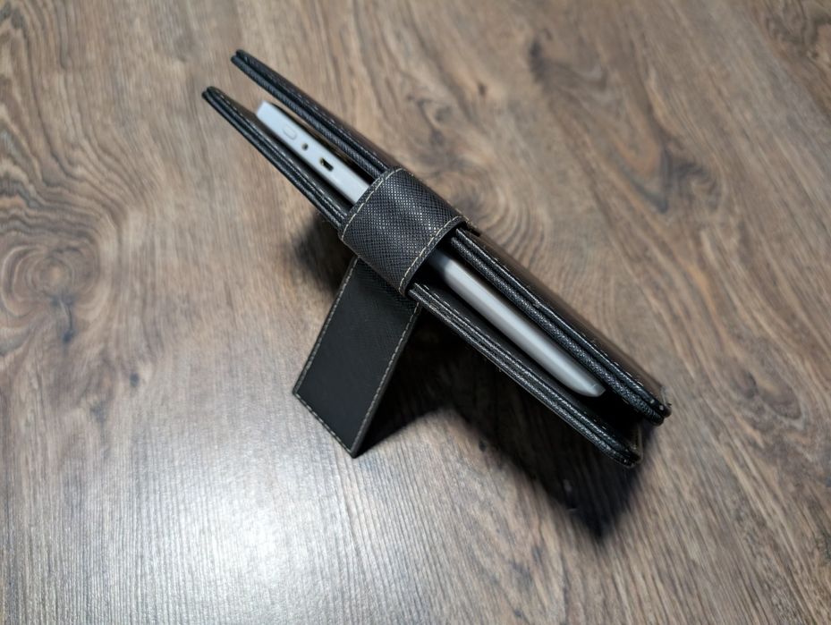 Планшет з клавіатурою-чохлом