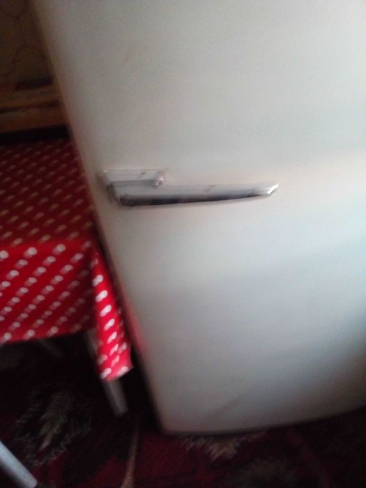 Оригинальный холодильник " Зил Москва"  в исправном хорошем состоянии.