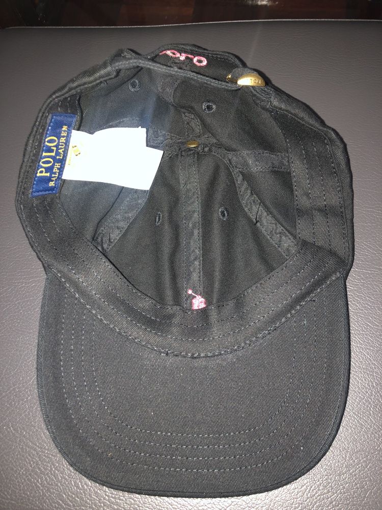 Bone preto com simbolo vermelho