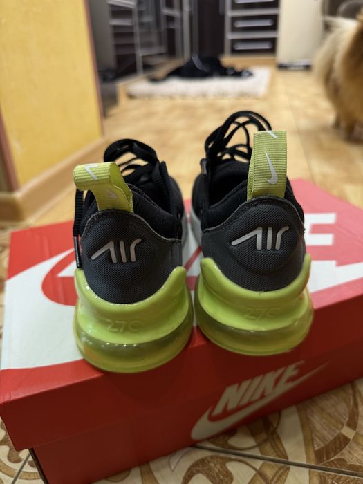 Продам NIKE AIR MAX 270