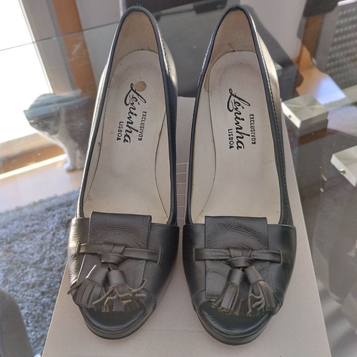 Sapatos azuis abertos à frente