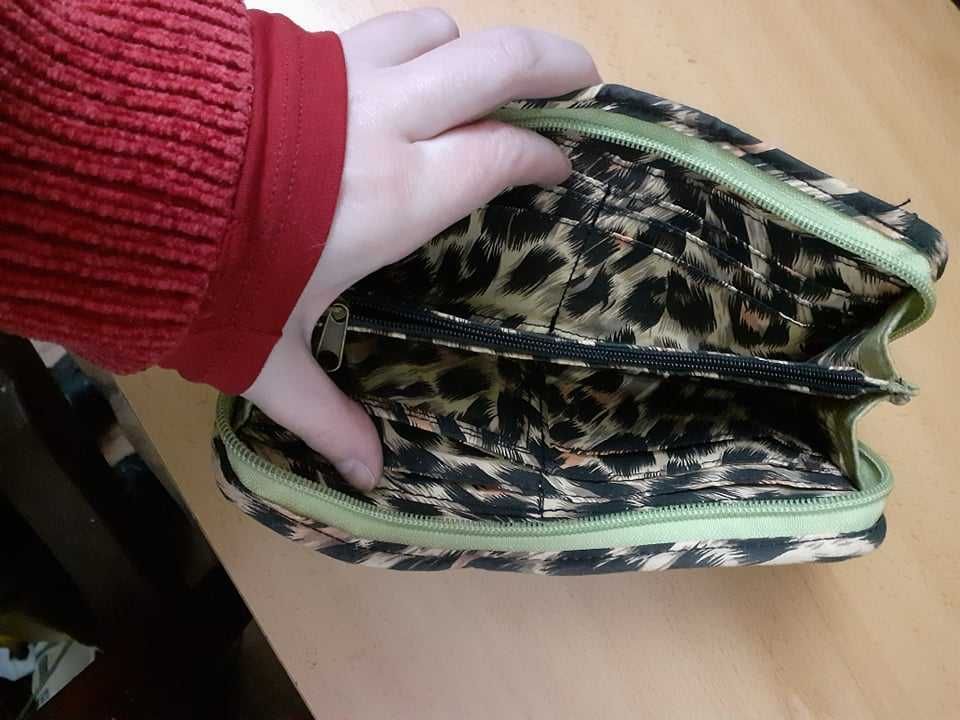 Porta Moedas/Pochete Verde e leopardo