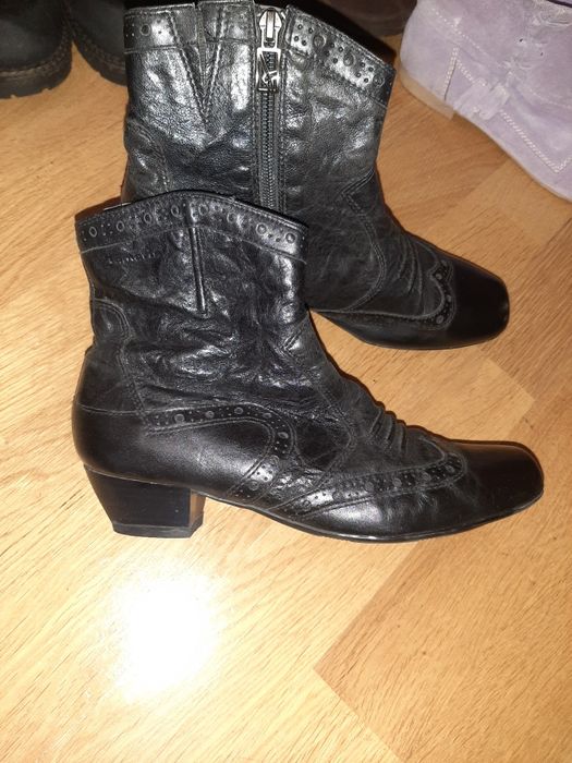 Сапоги Clarks 300 грн за четыре пары