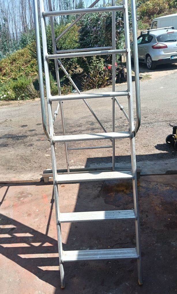 Escada de armazém com rodas e plataforma