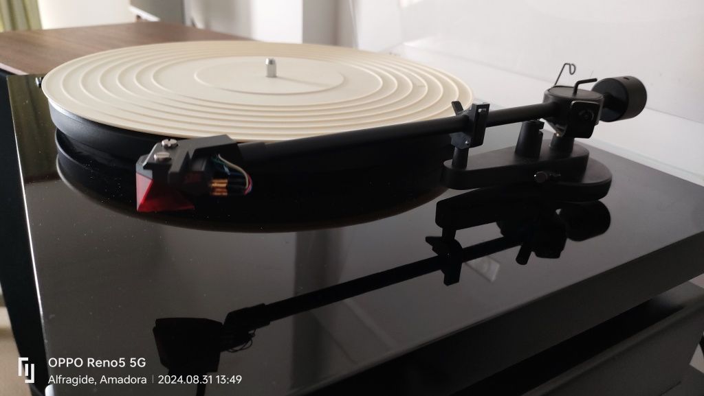 Giradiscos Pro-Ject debut II atualizada com Ortofon 2m Red