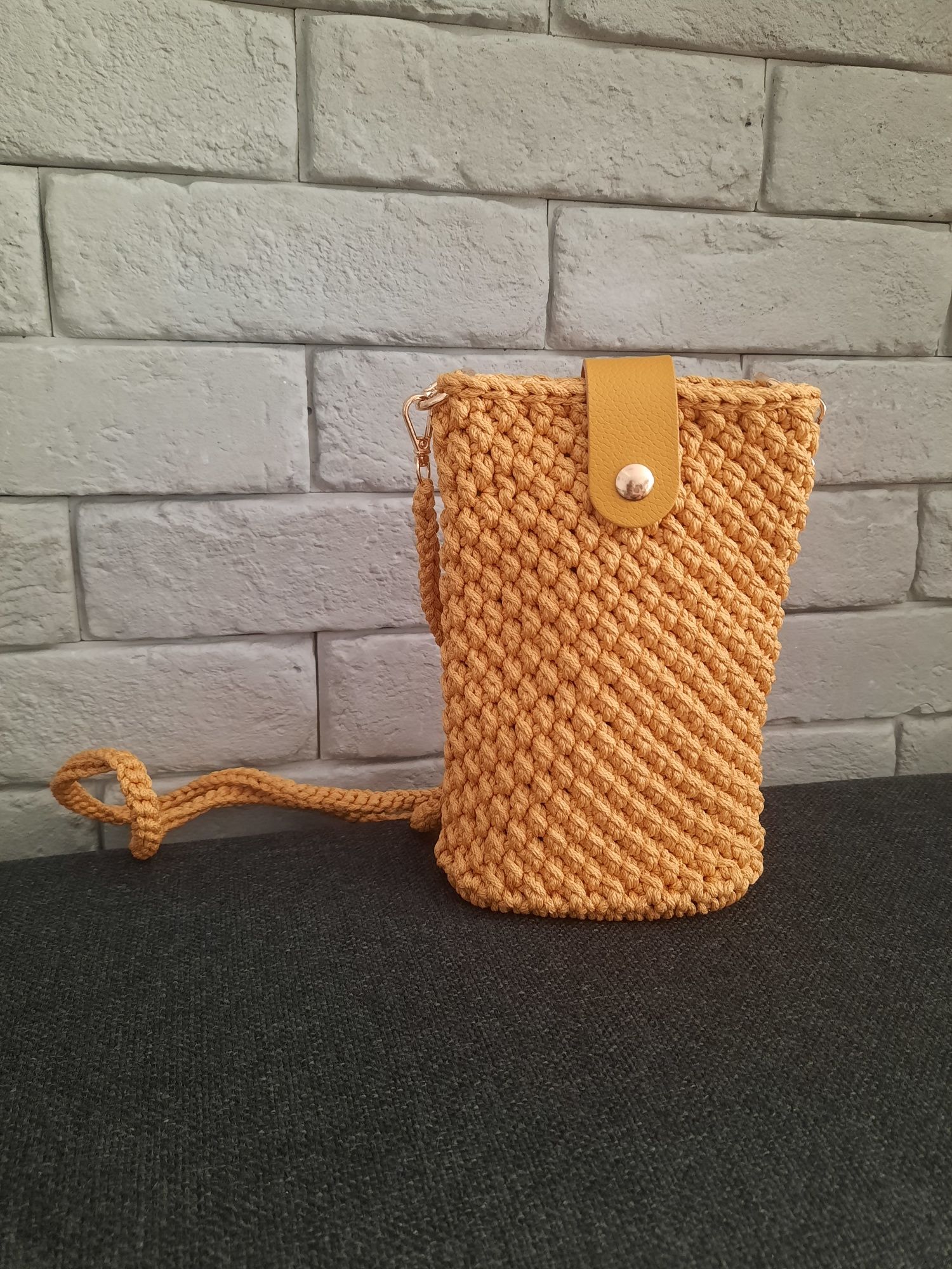 Etui na telefon na szydełku mini torebka miodowa skóra handmade