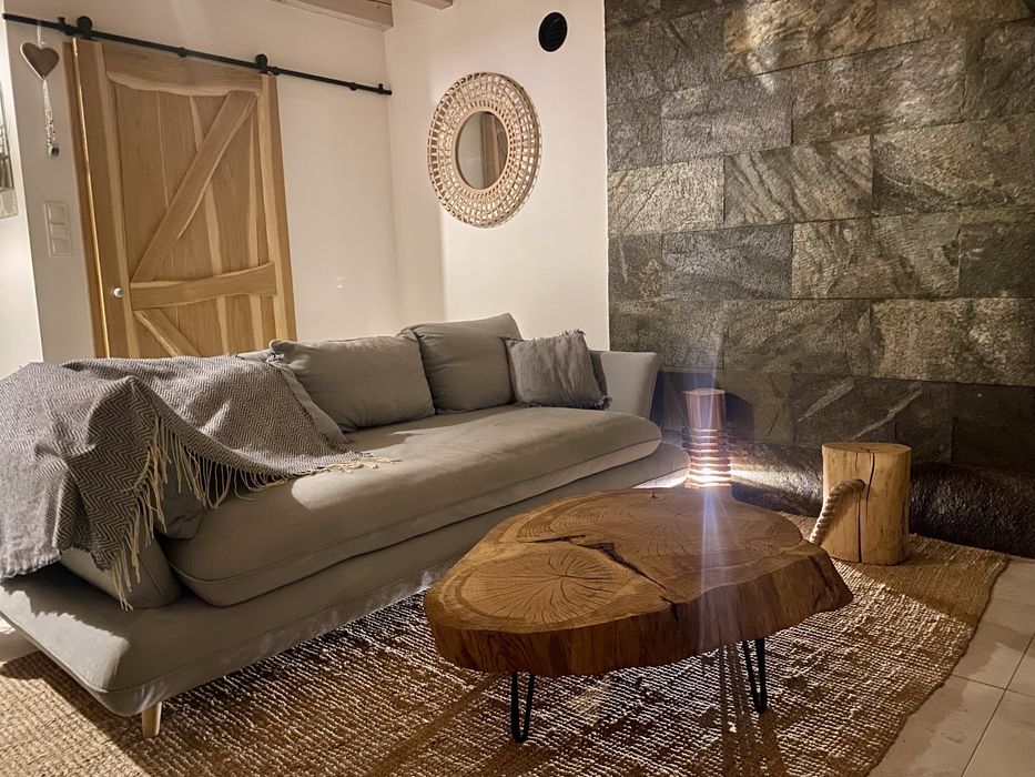 Domek z Banią z widokiem na góry Łomnica. Góry Sowie