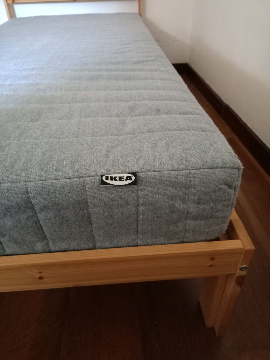 Camas IKEA solteiro c/ estrado s/colchão