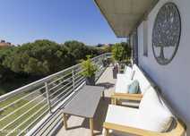 Penthouse T3 renovado com 2 terraços, piscina e vista Serra de Sintra
