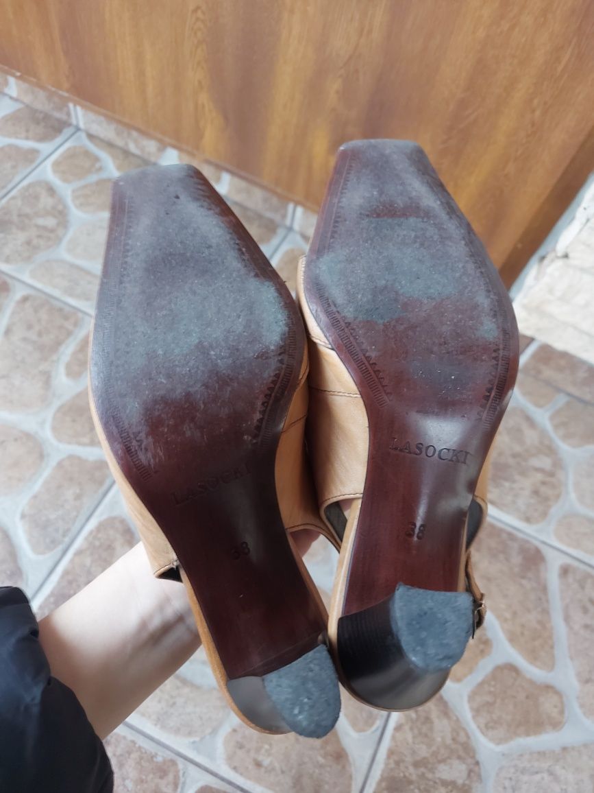 Buty na obcasie z odkrytą piętą Lasocki