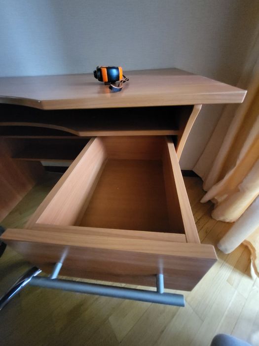 Дерев'яний письмовий стіл