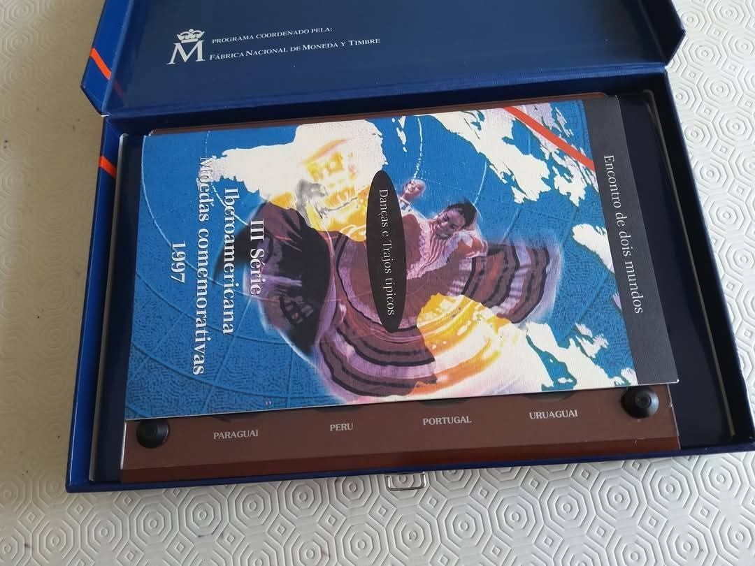 15425#Estojo vazio serie ibero americana caixa exterior e livro 
para
