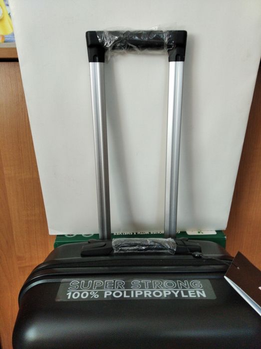 Walizka Puccini średnia czarna kółka szyfr wysuwana rączką 66-43-26