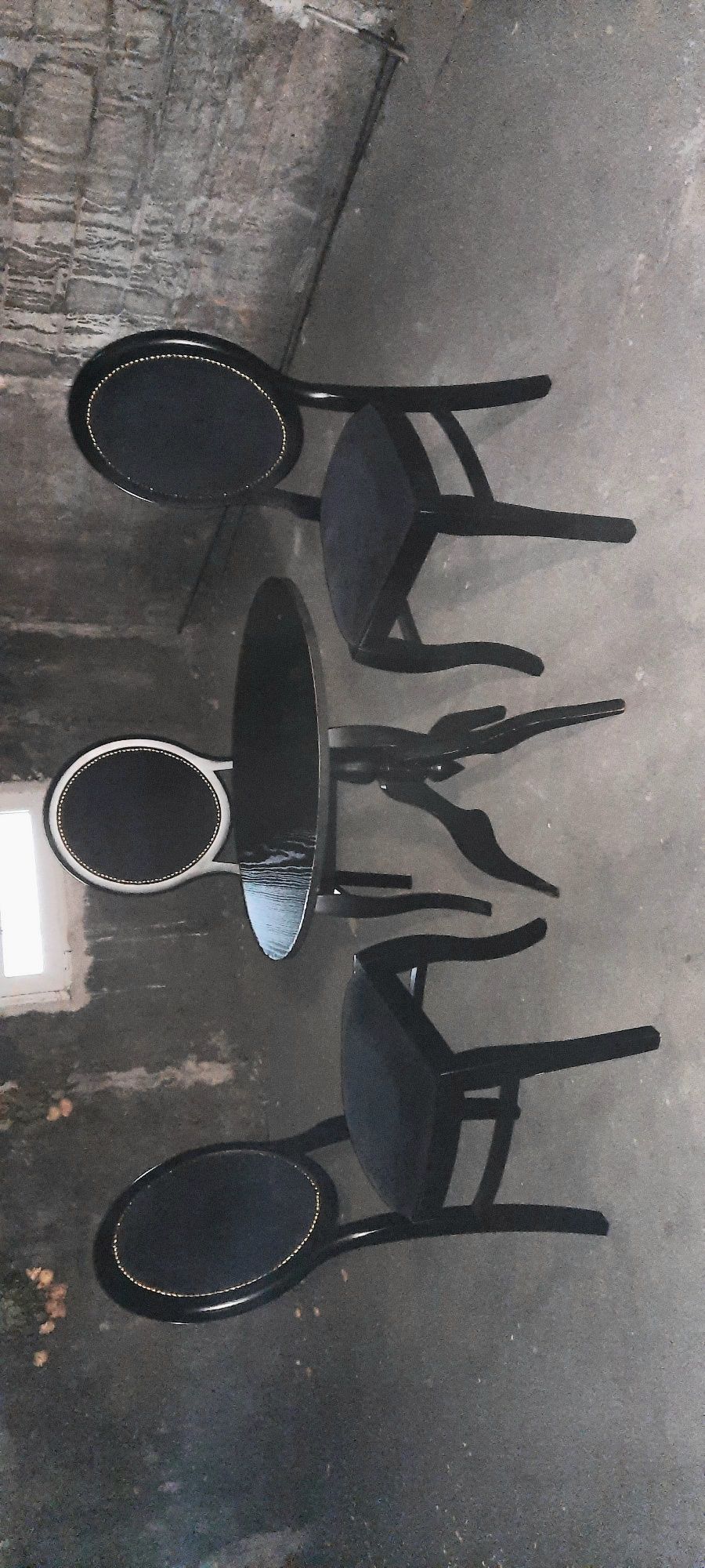 Owalny stolik drewniany i 3 krzesła