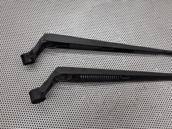 Haste / braço de escova limpa vidros frente direita TOYOTA Yaris (_P1_