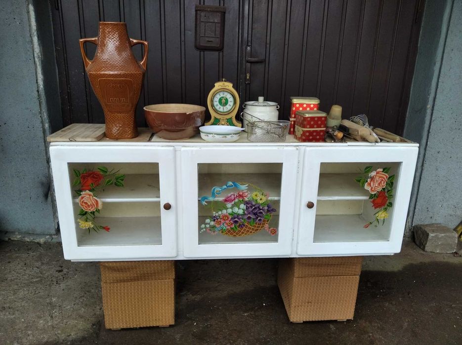 Zabytkowa szafka kuchenna PRL z lat 50/60 pufy wazon misa przyrządy