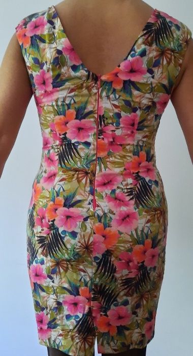 Vestido floral, tons de rosa