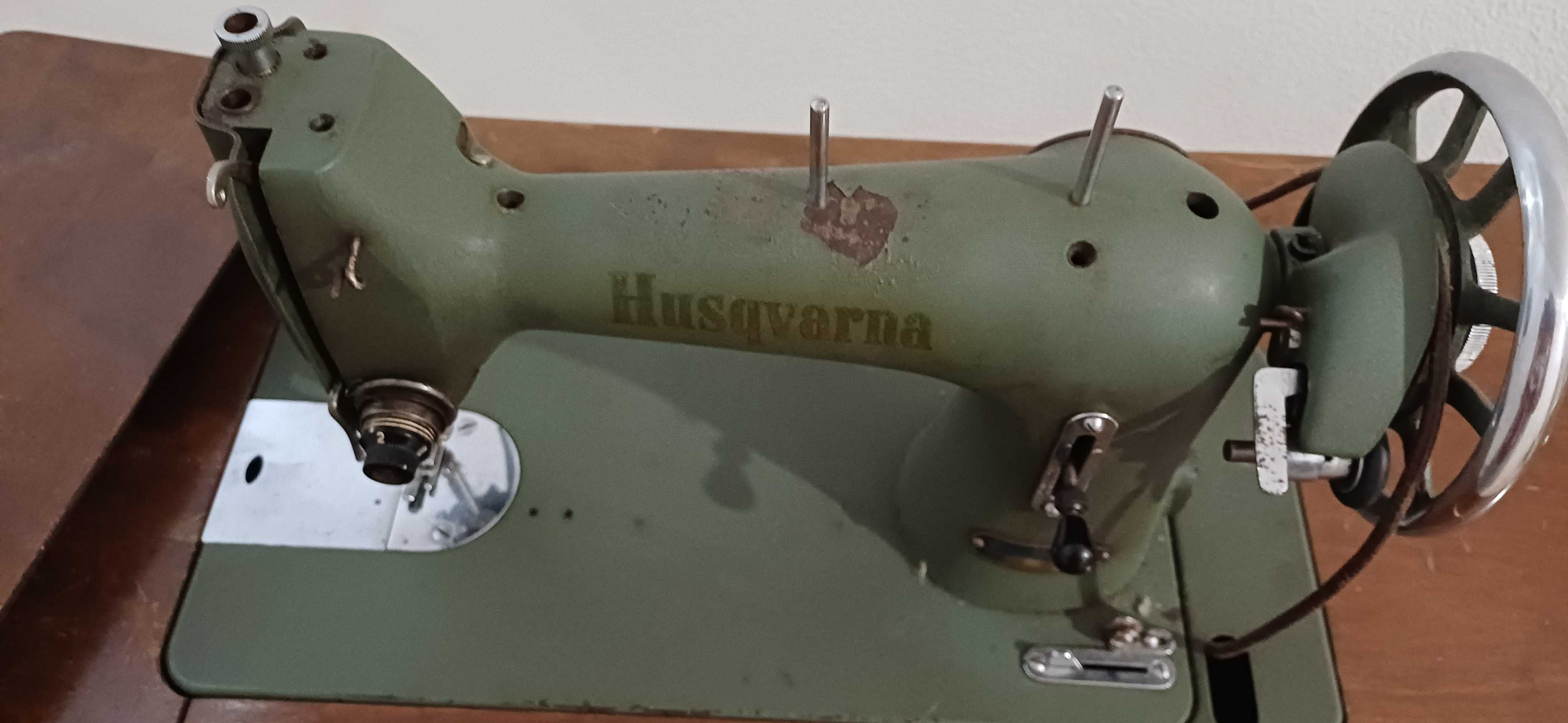 Maquina com pé em ferro antiguidade