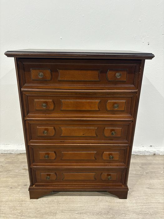 Stylowa orzechowa komoda z szufladami