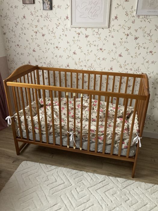Łóżeczko niemowlece drewniane sosnowe z dobrym materacem