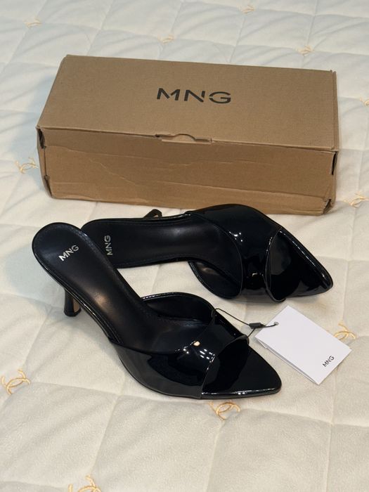 В наявності мюлі. В двох розмірах