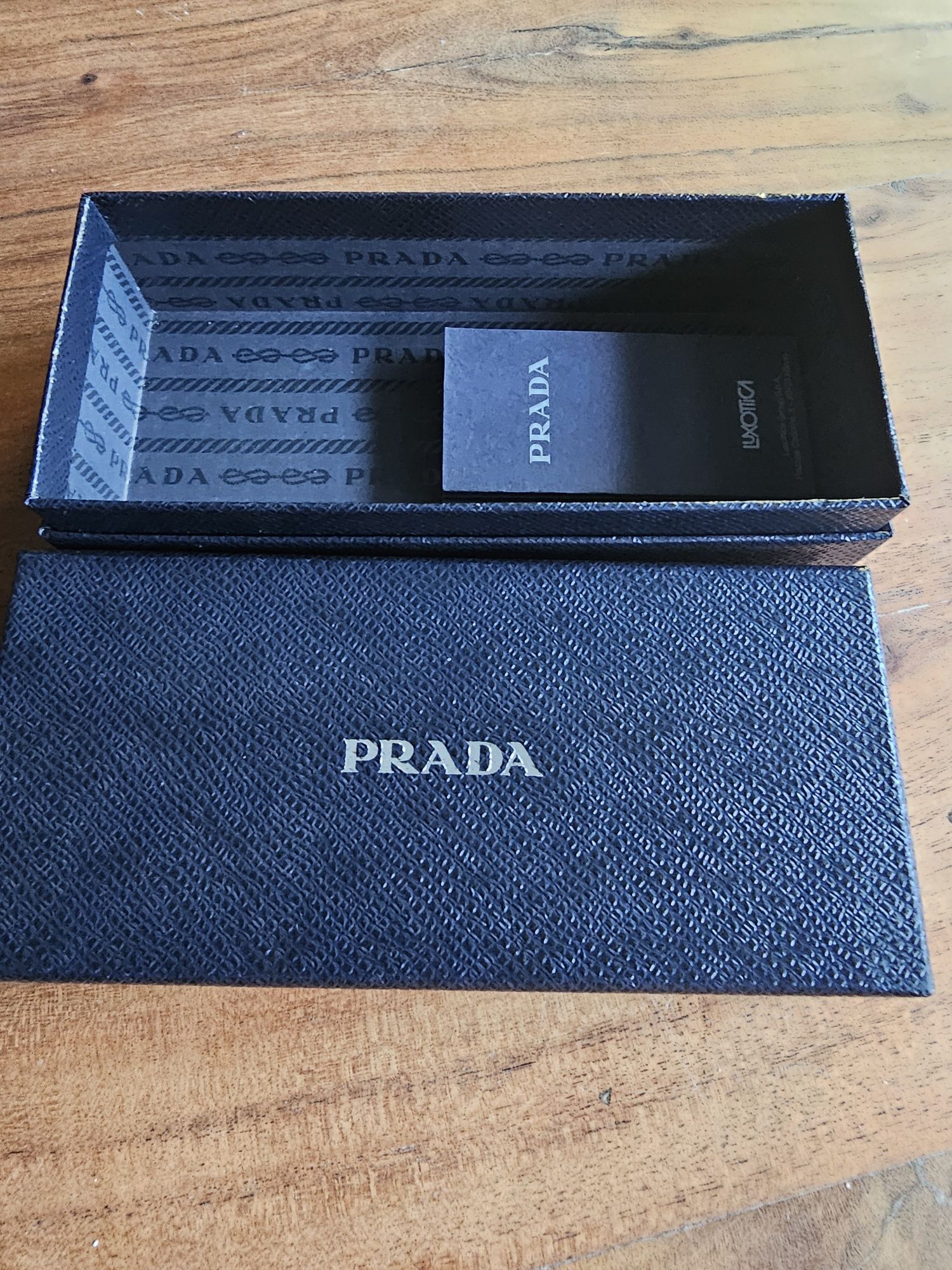 Prada pudełko po okularach