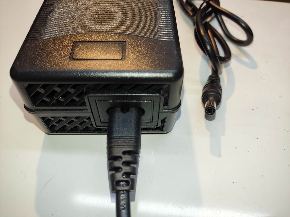 Ładowarka / zasilacz do reweru, hulajnogi 36V/42V 4A z wetylatorem