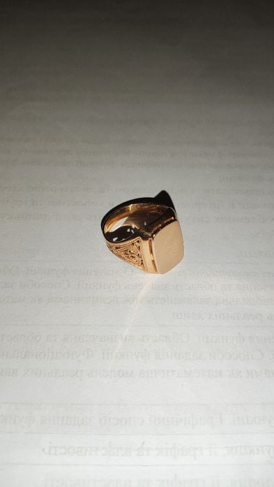 Печатку 585 проби. Розмір 21.5. Вага 8.65г.
