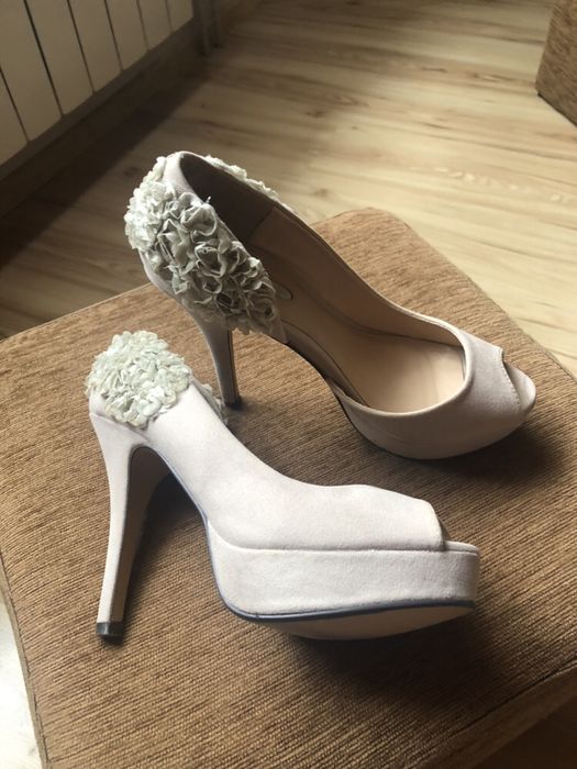 Beżowe szpilki Karen, zamszowe szpilki nude, buty na wesele