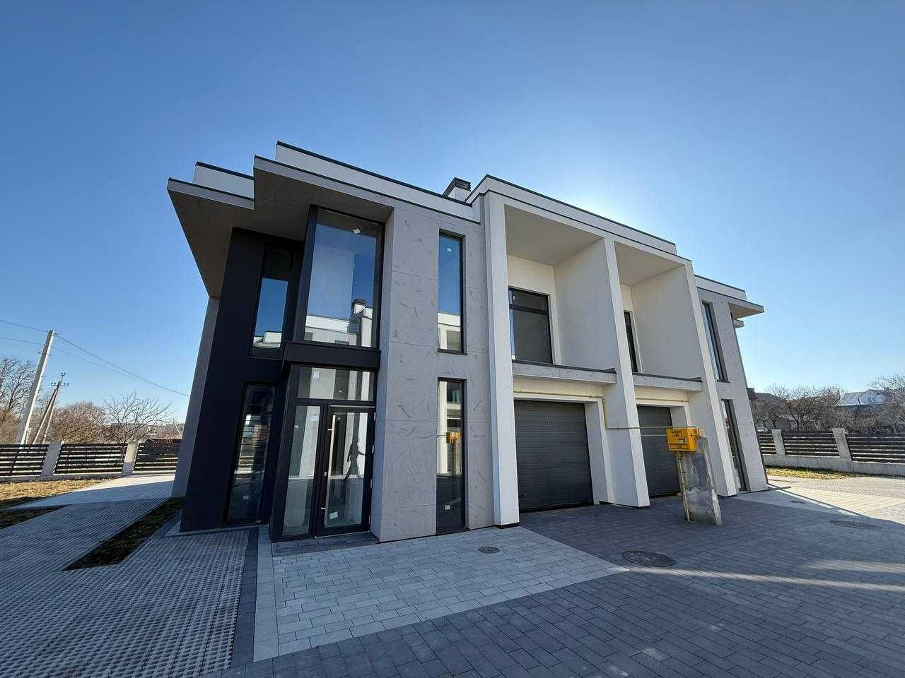 Продаж сучасних котеджів в Зубрі.