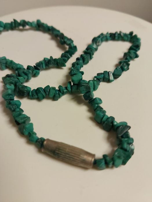 Koraliki z kamienia naturalnego 
Zielone 
Może to być malachit
Długość