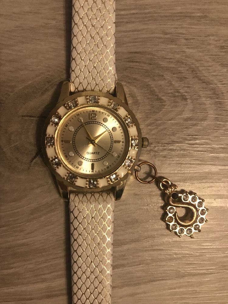 Zegarek damski kolor złoty z cyrkoniami i wisiorkiem