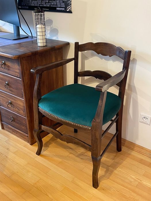 Drewniane krzesło z zielonym obiciem