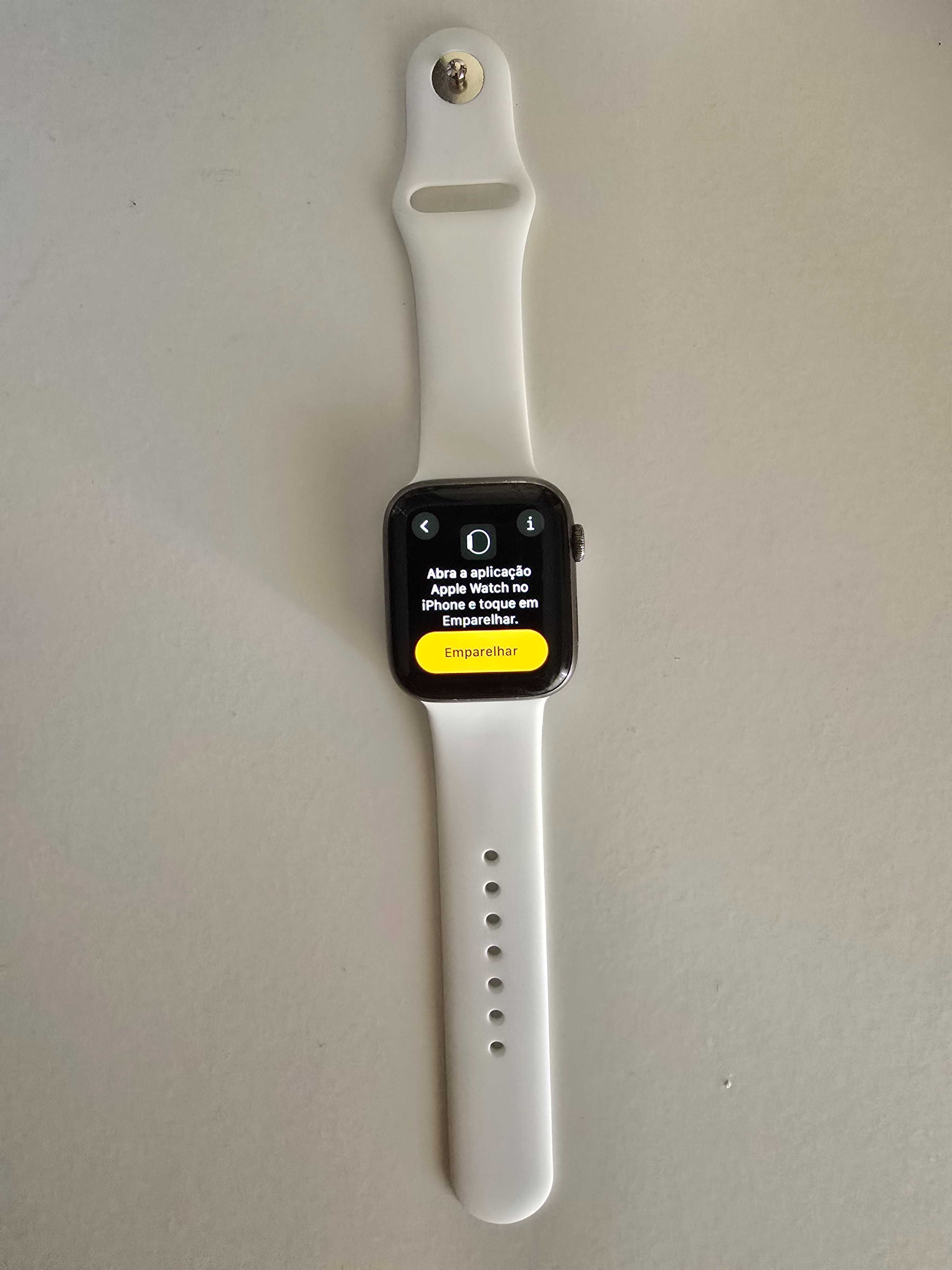Apple Watch Series 5 (44mm) — com carregador + 2 braceletes