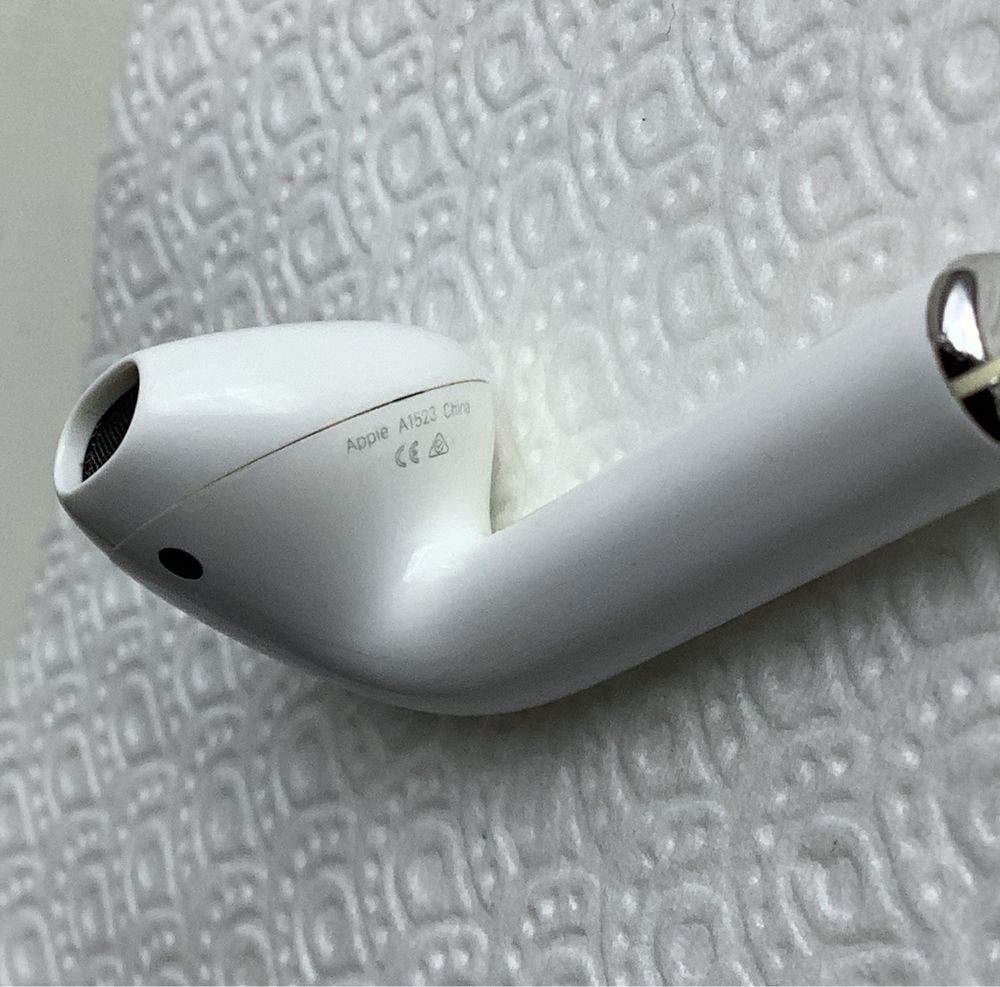 Беспроводной наушник Apple AirPods первого поколения A1523