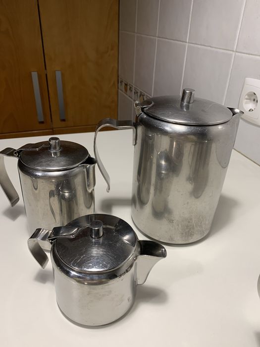 Cafeteiras, acucareiro e taca e aperitivos em inox