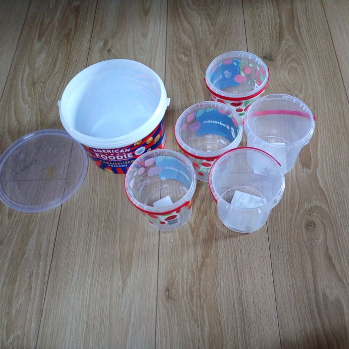 Wiaderka plastikowe 6 sztuk za 5 zl