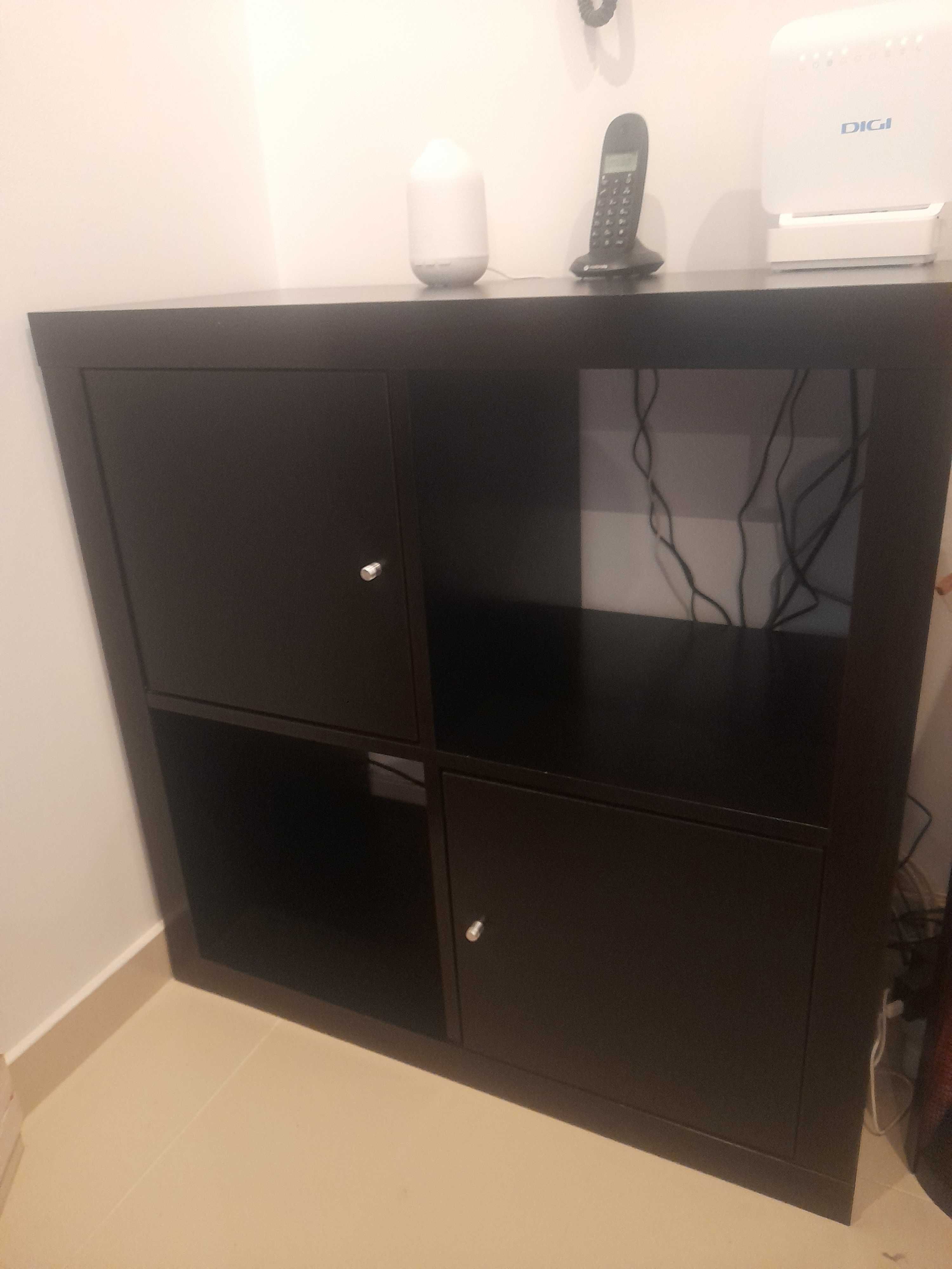 Estante com portas