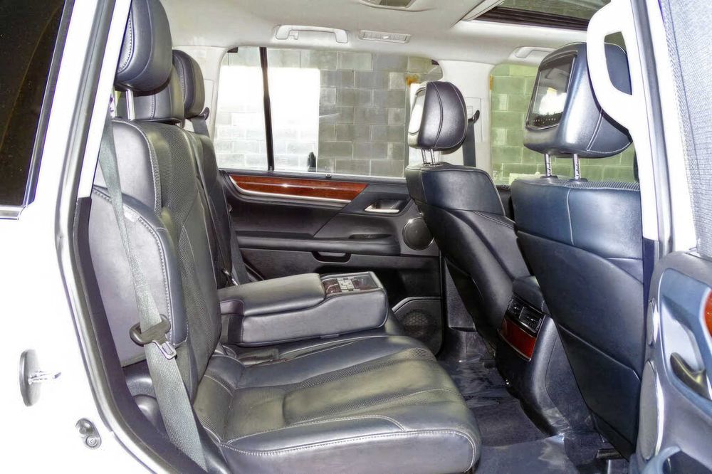 Lexus LX 570      2016