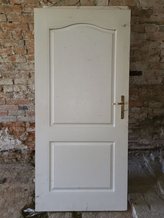 Zestaw 8 szt. drzwi wewnętrznych z klamkami, zamkami. OPIS