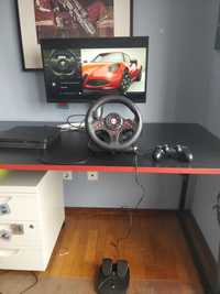 PS4 com volante e pedais com jogo Gran Turismo pronta para as corridas