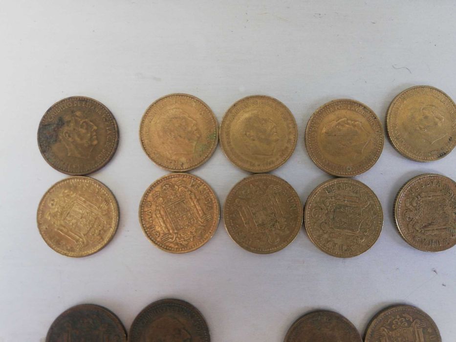 Várias moedas Franc peseta mark