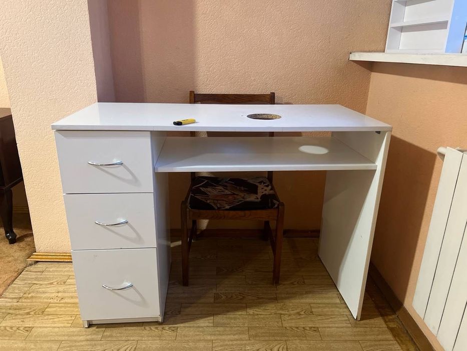 Манікюрний стіл.