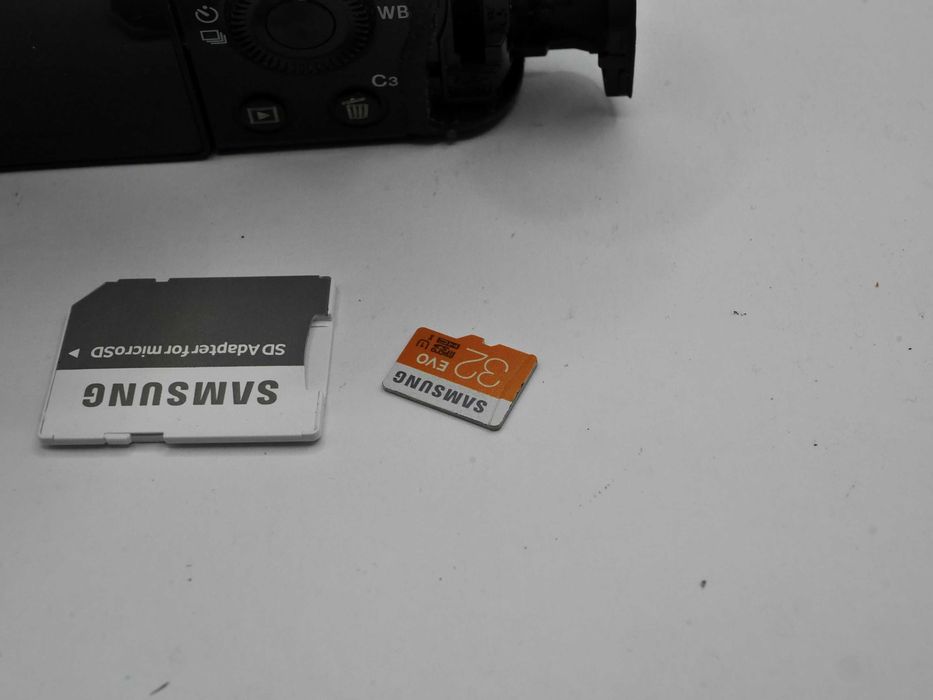 Bezlusterkowiec Sony A7R Zeiss Vario Tessar 24-70 F4 32GB SD 2x aku