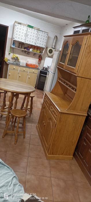 Louceiro de Cozinha,Mesa Redonda Quatro Bancos tudo em Pinho.