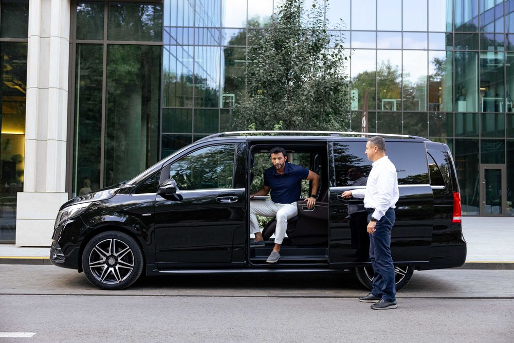 Комфортні поїздки на Mercedes. Індивідуальні трансфери та перевезення.