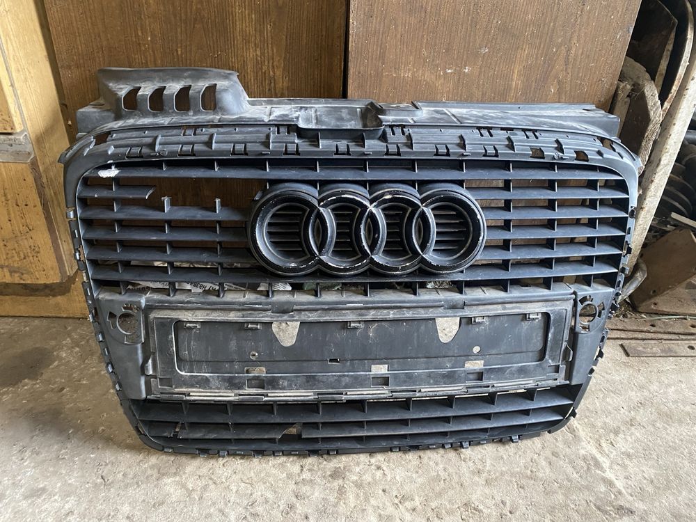 Решітка радіатора Audi A4B7